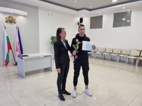 Единайсет казанлъшки таланти бяха отличени от Община Казанлък 