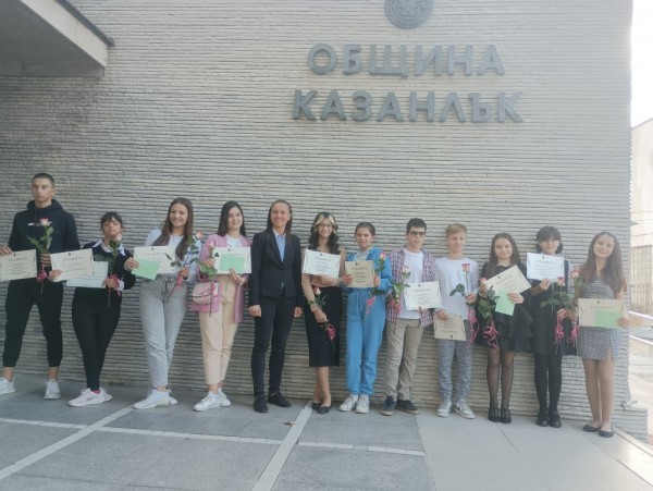 Единайсет казанлъшки таланти бяха отличени от Община Казанлък 