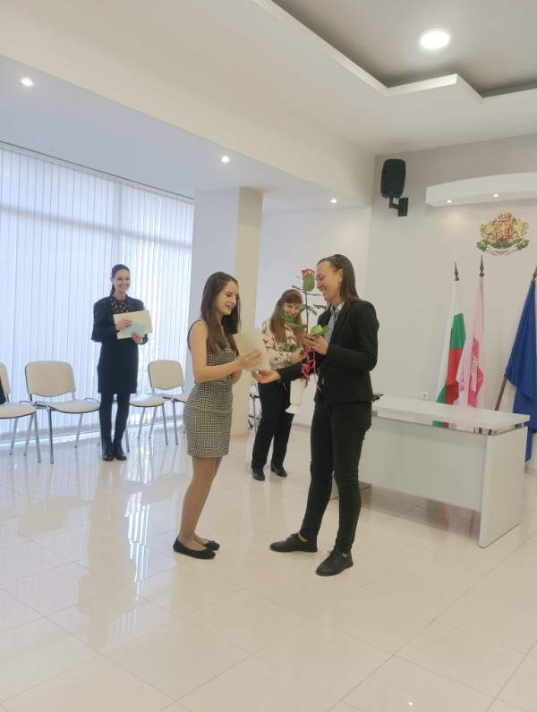 Единайсет казанлъшки таланти бяха отличени от Община Казанлък 