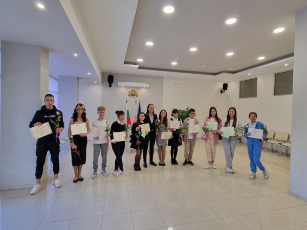 Единайсет казанлъшки таланти бяха отличени от Община Казанлък 