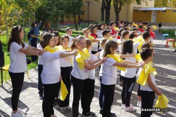С флашмоб, много награди и първи брой на училищния вестник кирковци отбелязаха патронния си празник днес
