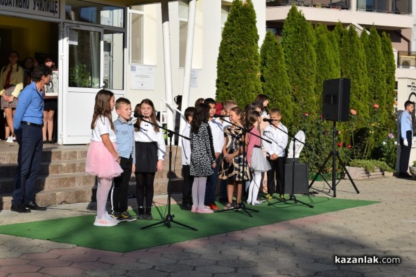 С тържествена церемония и водосвет откриха училищната камбана в двора на ОУ „Св. Паисий Хилендарски“