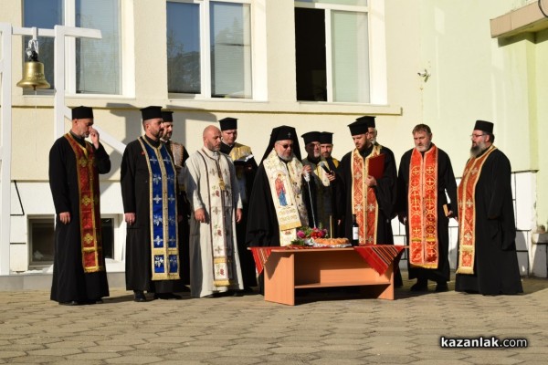 С тържествена церемония и водосвет откриха училищната камбана в двора на ОУ „Св. Паисий Хилендарски“
