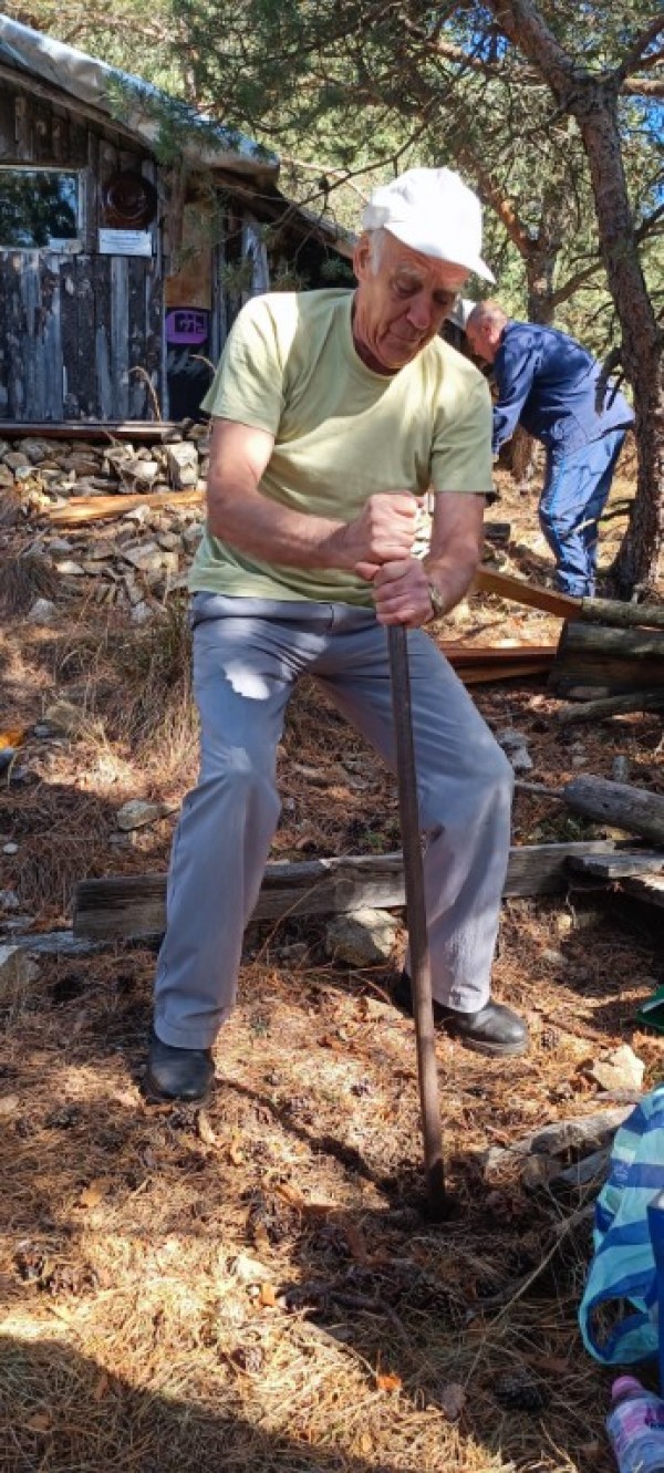 Заслонът на Саръяр вече е с нови маси и пейки