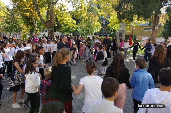 С флашмоб, много награди и първи брой на училищния вестник кирковци отбелязаха патронния си празник днес