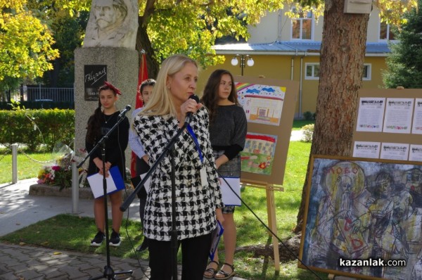 С флашмоб, много награди и първи брой на училищния вестник кирковци отбелязаха патронния си празник днес