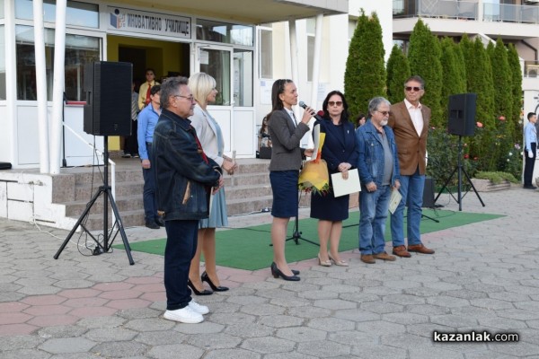 С тържествена церемония и водосвет откриха училищната камбана в двора на ОУ „Св. Паисий Хилендарски“