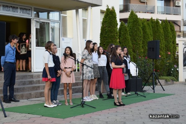 С тържествена церемония и водосвет откриха училищната камбана в двора на ОУ „Св. Паисий Хилендарски“