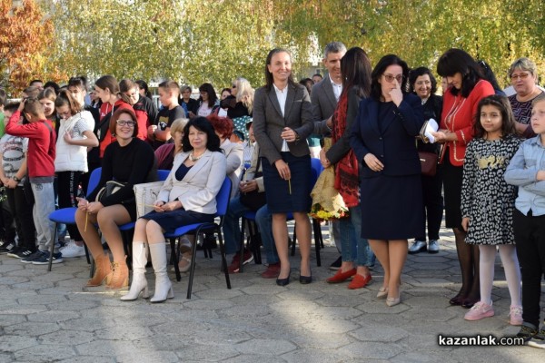 С тържествена церемония и водосвет откриха училищната камбана в двора на ОУ „Св. Паисий Хилендарски“