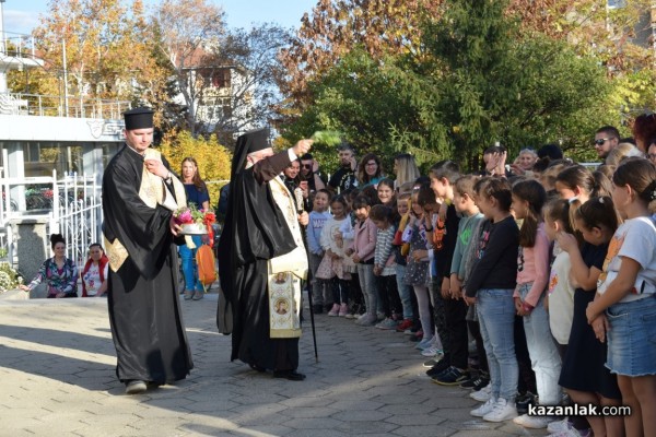 С тържествена церемония и водосвет откриха училищната камбана в двора на ОУ „Св. Паисий Хилендарски“