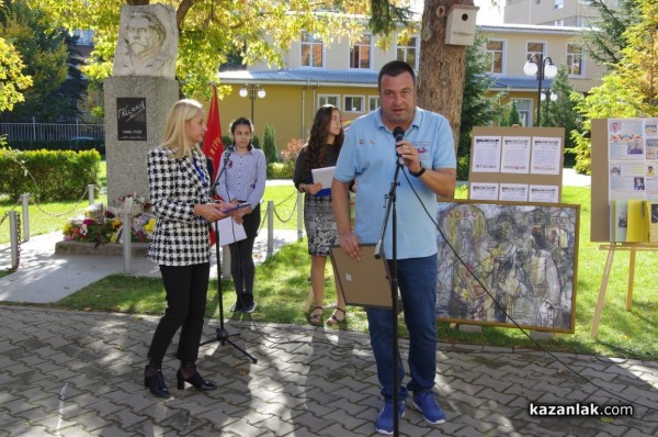 С флашмоб, много награди и първи брой на училищния вестник кирковци отбелязаха патронния си празник днес