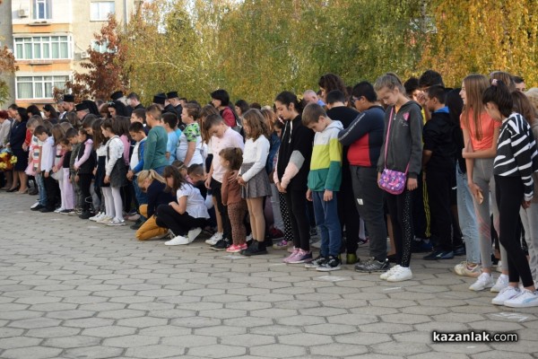 С тържествена церемония и водосвет откриха училищната камбана в двора на ОУ „Св. Паисий Хилендарски“