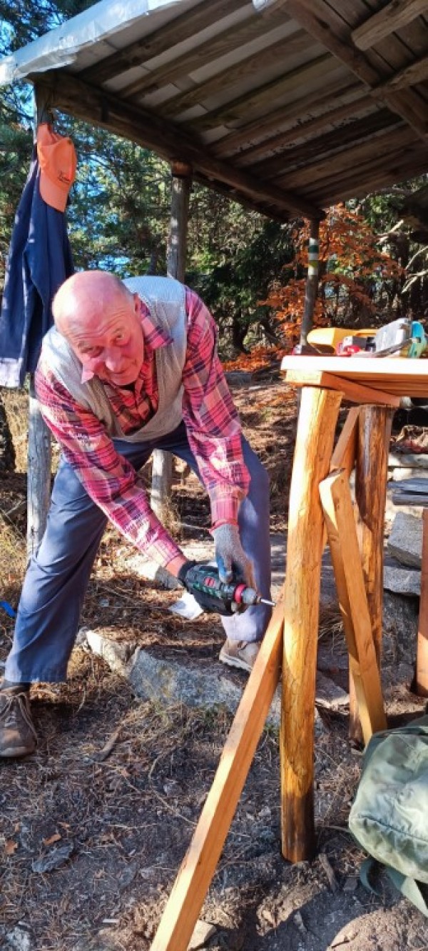 Заслонът на Саръяр вече е с нови маси и пейки