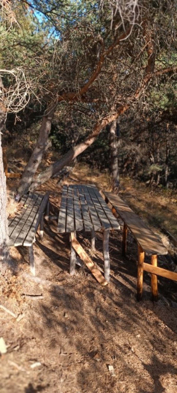 Заслонът на Саръяр вече е с нови маси и пейки