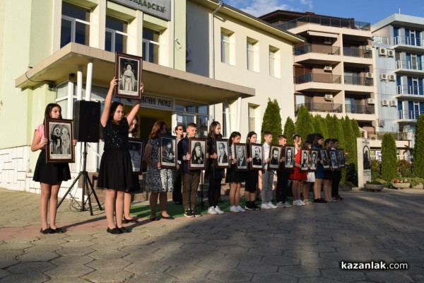 С тържествена церемония и водосвет откриха училищната камбана в двора на ОУ „Св. Паисий Хилендарски“