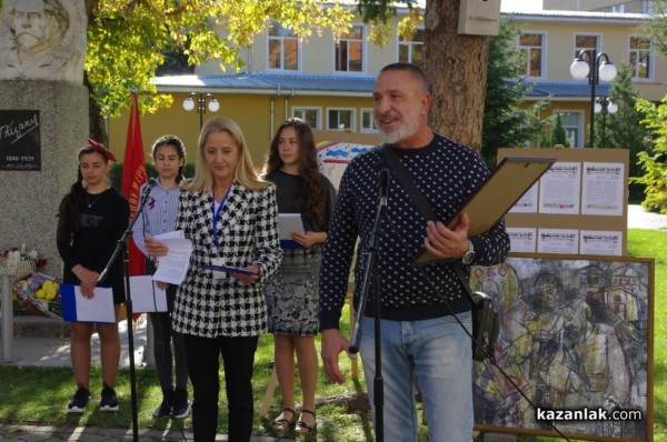 С флашмоб, много награди и първи брой на училищния вестник кирковци отбелязаха патронния си празник днес