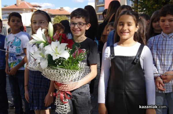 С флашмоб, много награди и първи брой на училищния вестник кирковци отбелязаха патронния си празник днес