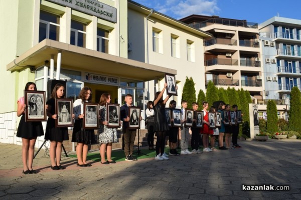 С тържествена церемония и водосвет откриха училищната камбана в двора на ОУ „Св. Паисий Хилендарски“
