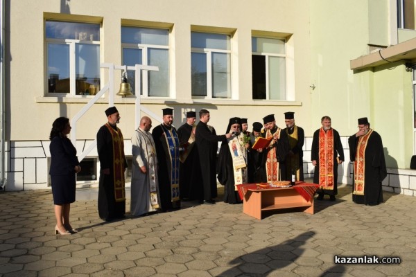 С тържествена церемония и водосвет откриха училищната камбана в двора на ОУ „Св. Паисий Хилендарски“