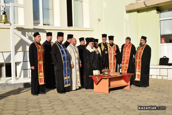 С тържествена церемония и водосвет откриха училищната камбана в двора на ОУ „Св. Паисий Хилендарски“