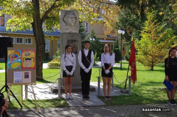 С флашмоб, много награди и първи брой на училищния вестник кирковци отбелязаха патронния си празник днес