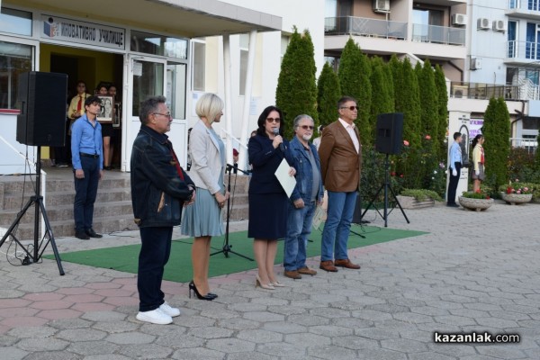 С тържествена церемония и водосвет откриха училищната камбана в двора на ОУ „Св. Паисий Хилендарски“