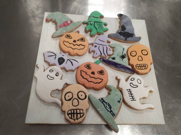 Учениците от ПГЛПТ отбелязаха с парти празника Хелоуин