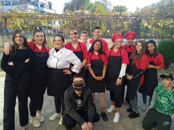 Учениците от ПГЛПТ отбелязаха с парти празника Хелоуин