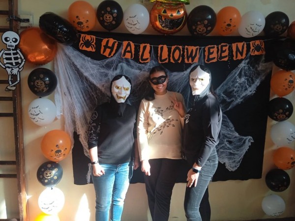 Учениците от ПГЛПТ отбелязаха с парти празника Хелоуин