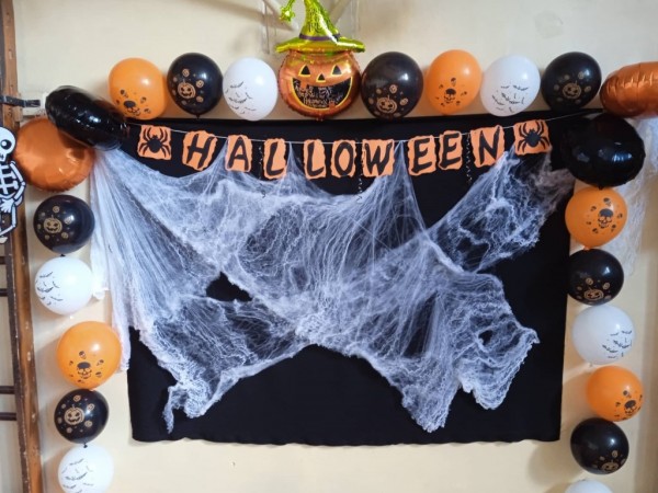 Учениците от ПГЛПТ отбелязаха с парти празника Хелоуин