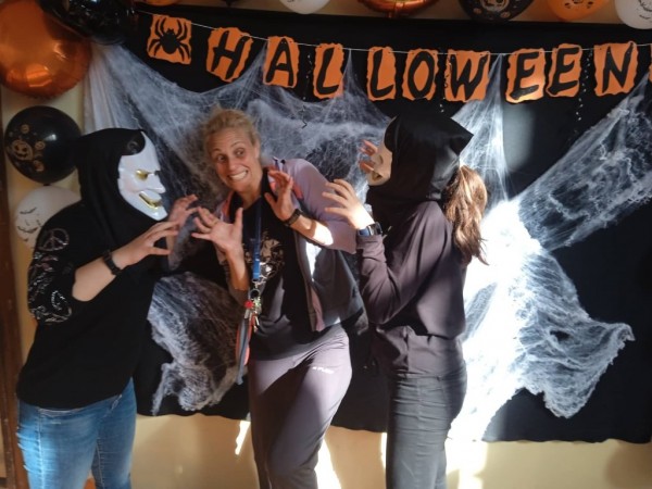 Учениците от ПГЛПТ отбелязаха с парти празника Хелоуин