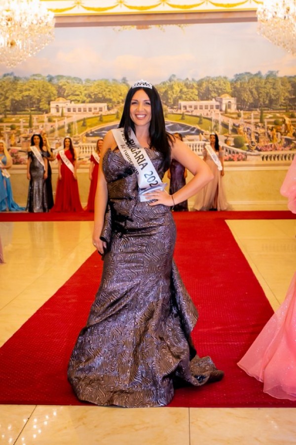 Казанлъчанката Славяна Драгнева стана първа подгласничка в конкурса Мисис България 2022