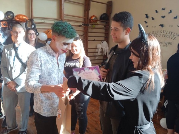 Учениците от ПГЛПТ отбелязаха с парти празника Хелоуин