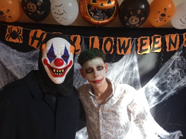 Учениците от ПГЛПТ отбелязаха с парти празника Хелоуин