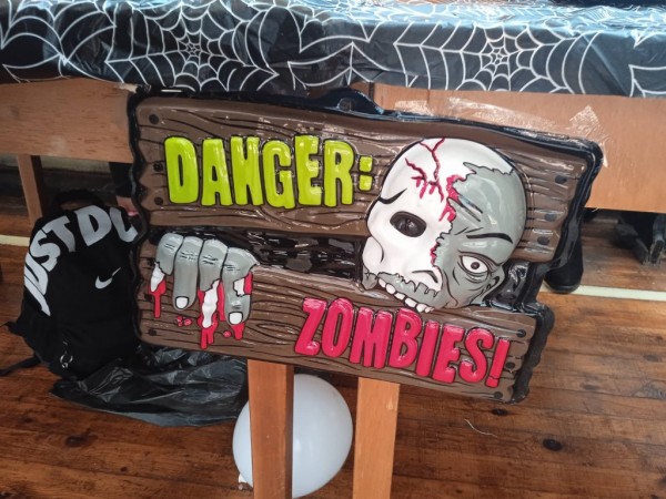 Учениците от ПГЛПТ отбелязаха с парти празника Хелоуин