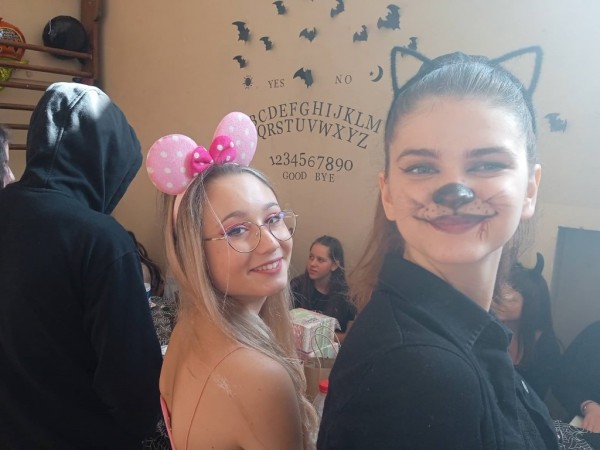 Учениците от ПГЛПТ отбелязаха с парти празника Хелоуин
