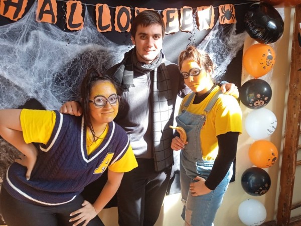 Учениците от ПГЛПТ отбелязаха с парти празника Хелоуин
