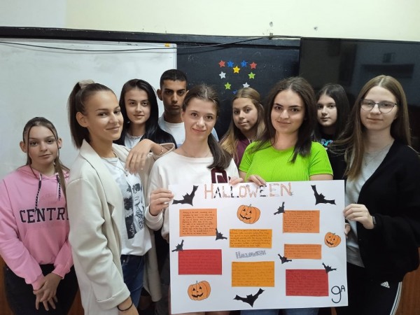 Учениците от ПГЛПТ отбелязаха с парти празника Хелоуин