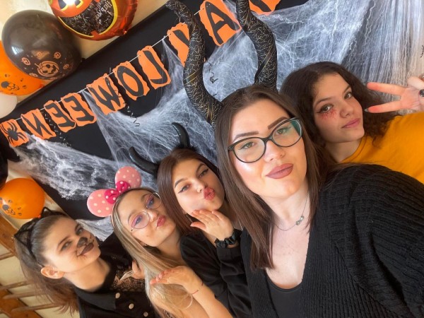 Учениците от ПГЛПТ отбелязаха с парти празника Хелоуин