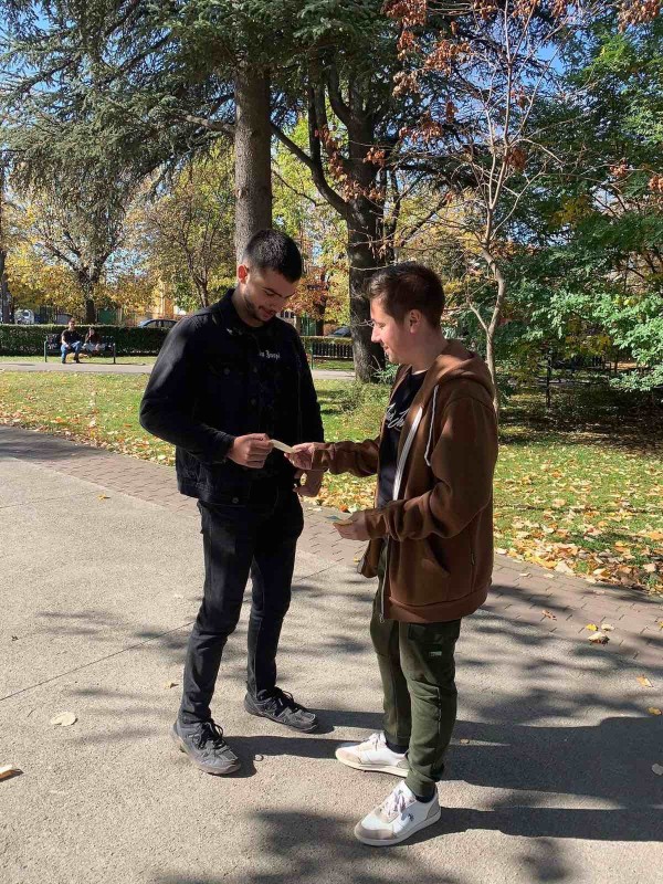 Ученици от ПХГ “Св. Св. Кирил и Методий“ раздадоха 500 брошури с мисли на будители