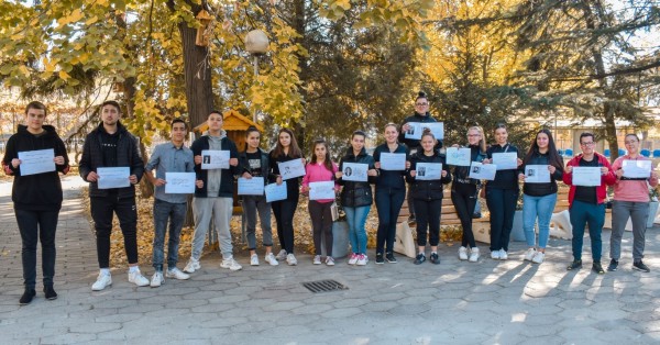 Учениците от ПГЛПТ писаха с дигиталните почерци на Левски и Ботев