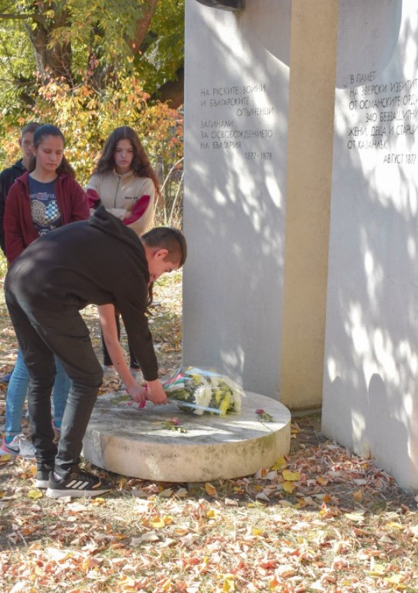 Учениците от ПГЛПТ писаха с дигиталните почерци на Левски и Ботев