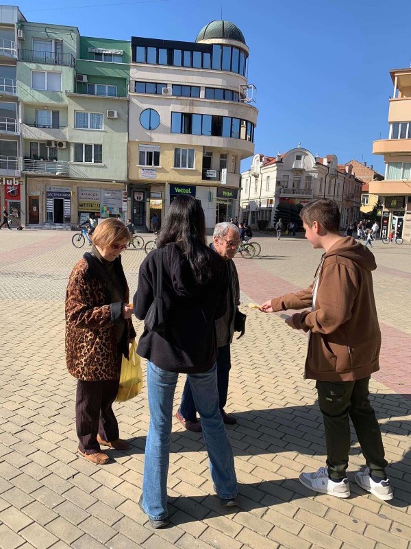 Ученици от ПХГ “Св. Св. Кирил и Методий“ раздадоха 500 брошури с мисли на будители