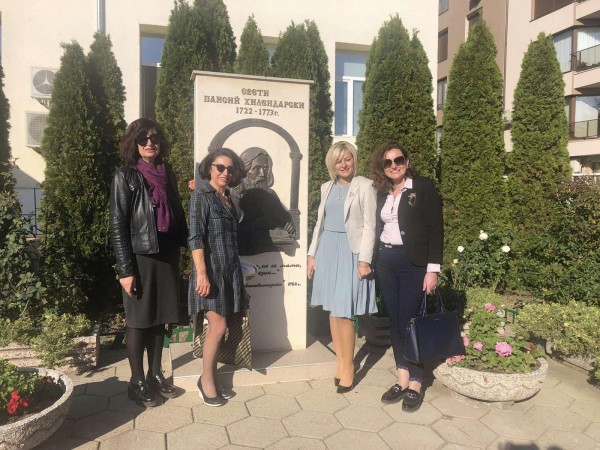 Дамите от Инър Уийл Клуб Казанлък „Роза Алба“ с дарение към ОУ „Паисий Хилендарски“