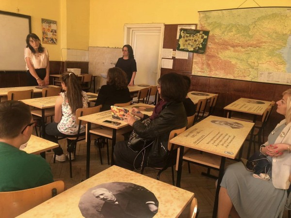 Дамите от Инър Уийл Клуб Казанлък „Роза Алба“ с дарение към ОУ „Паисий Хилендарски“