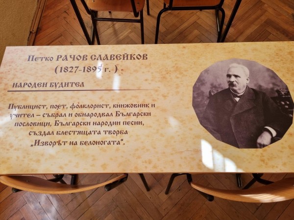 Дамите от Инър Уийл Клуб Казанлък „Роза Алба“ с дарение към ОУ „Паисий Хилендарски“