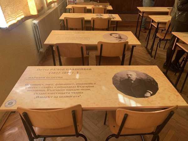 Дамите от Инър Уийл Клуб Казанлък „Роза Алба“ с дарение към ОУ „Паисий Хилендарски“