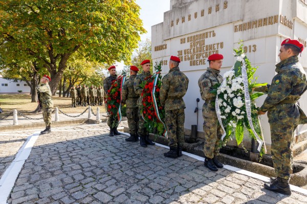С военен ритуал-панихида в Казанлък и Карлово бе почетена паметта на загиналите за България воини
