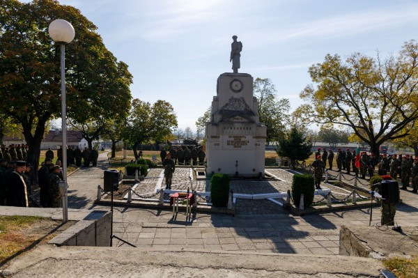С военен ритуал-панихида в Казанлък и Карлово бе почетена паметта на загиналите за България воини