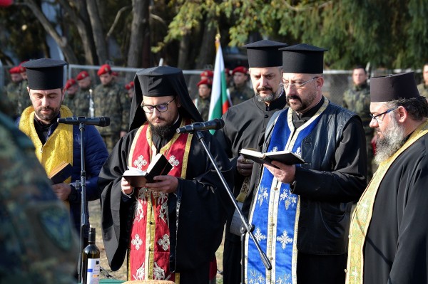 С военен ритуал-панихида в Казанлък и Карлово бе почетена паметта на загиналите за България воини
